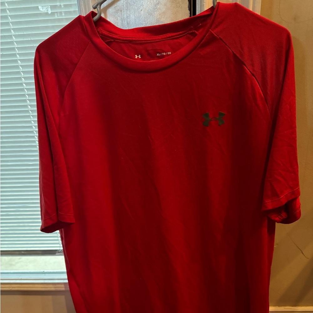 Men’s Dri fit under armour red tee size xl like new